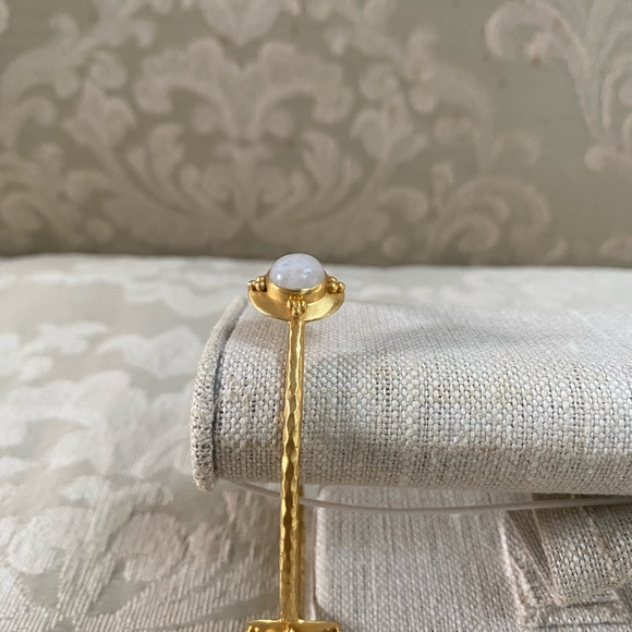 Julie Vos Pearl/White Iridescent Three Stone Bracelet EUC Size M - Picture 2 of 12